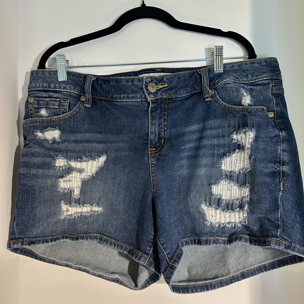 Women’s Torrid Blue Distressed Jean Shorts 
SZ 18 zip front.